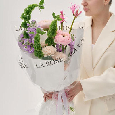 Авторский букет с ранункулюсами и молюцеллой